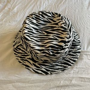 URBAN OUTFITTERS BUCKET HAT!